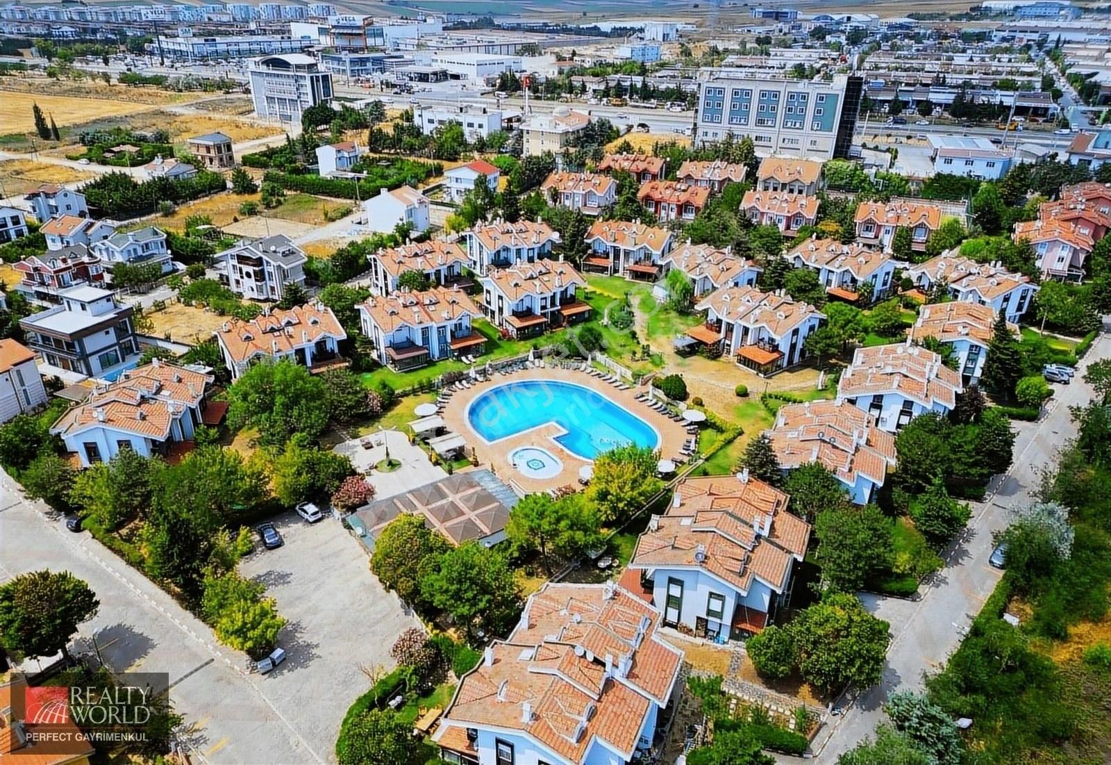 *realty World* Silivri Havuzlu Sosyal Tesisli 5+1 Villa