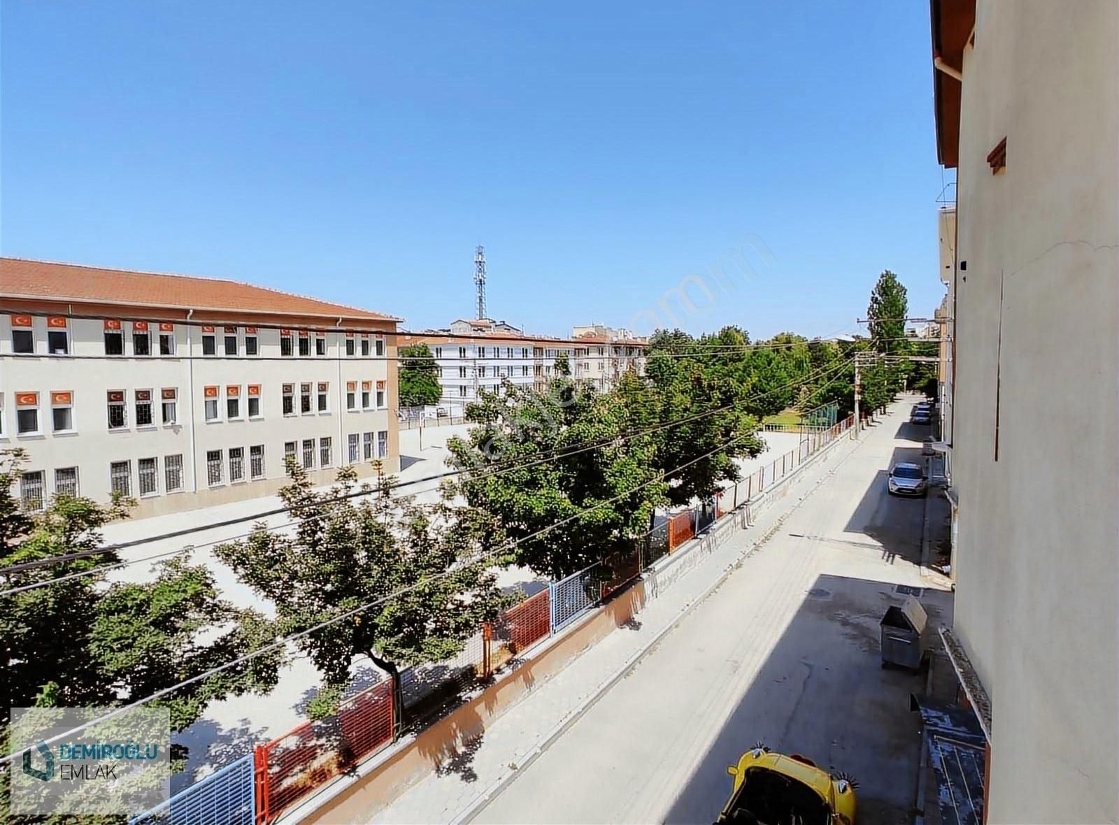 İletişim Ve Eczacılık Kapısı Yakını Eşyalı Balkonlu Apart Daire