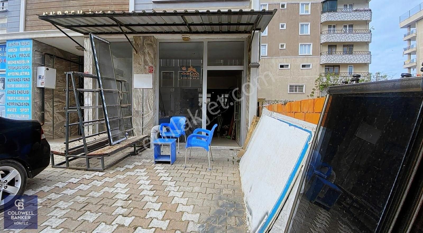 Edremit Adliye Sokağında Satılık Depolu Dükkan