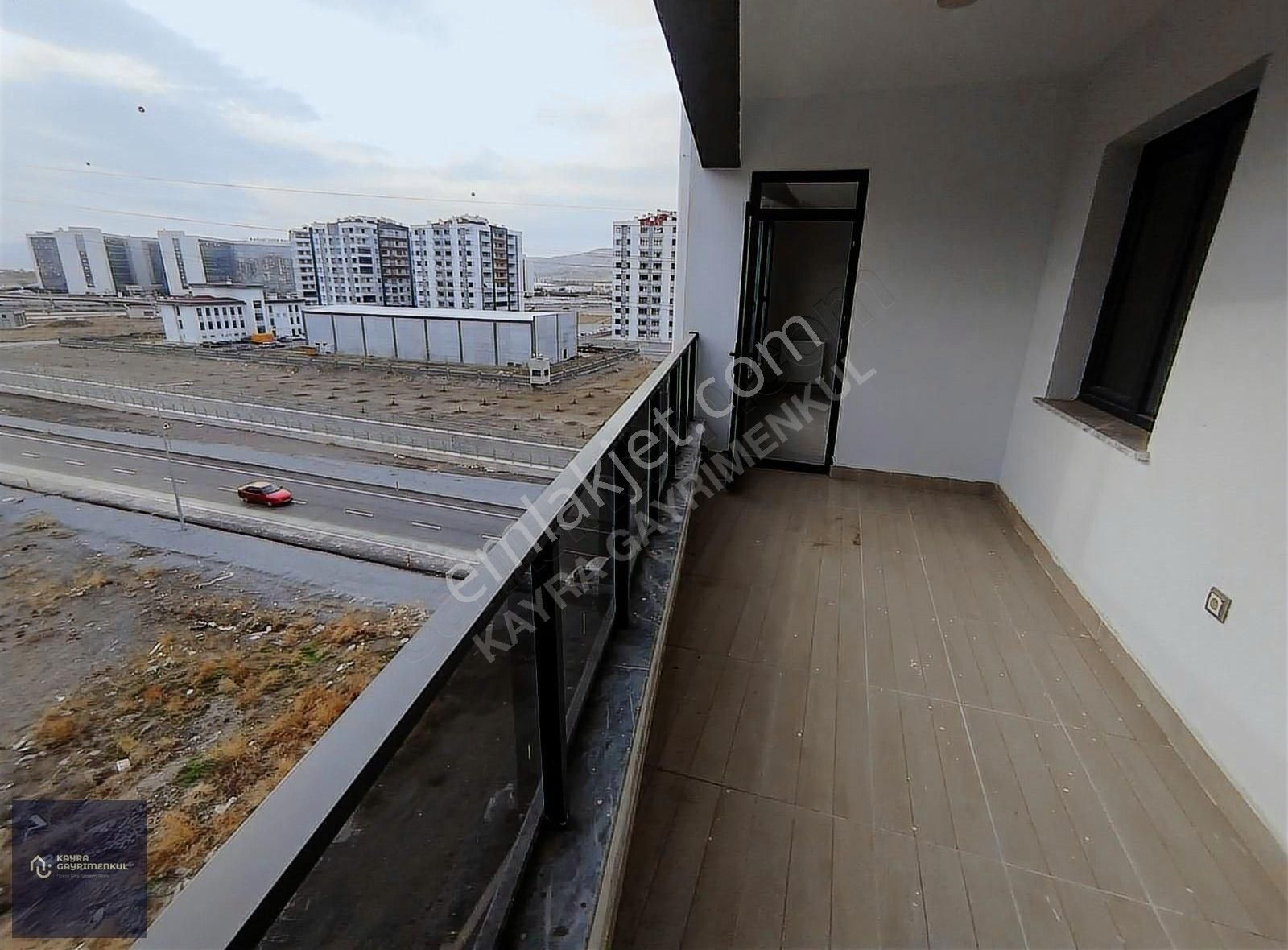 Kayra'dan Giyinme Odalı Geniş Balkonlu Lüks Meskenli Ara Kat 2+1
