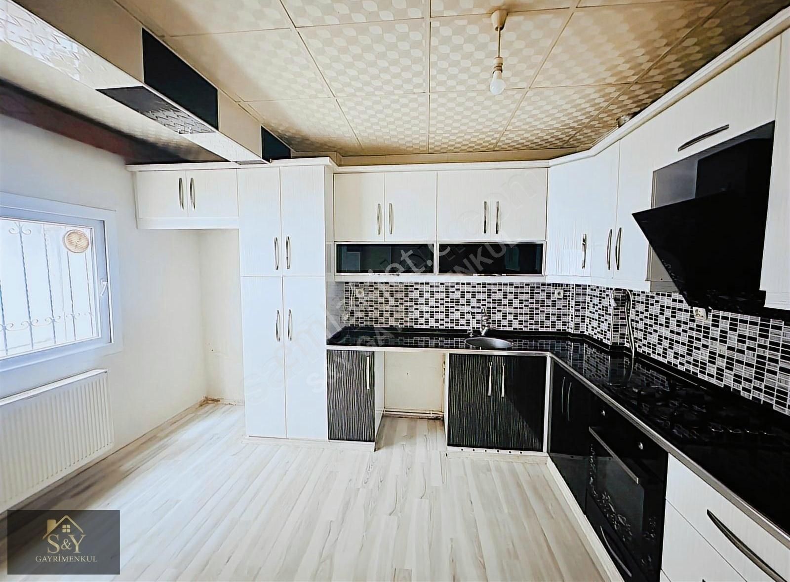 Menemen Uğur Mumcu Pazar Yerine Yakın Kiralık 3+1 Daire