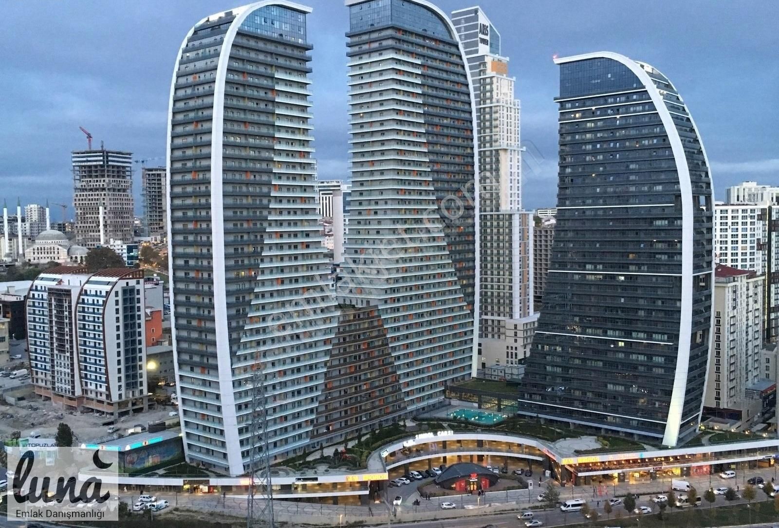 Sembol İstanbul C Blok Zirvede Lüks Eşyalı Kiralık 3 Odalı Ofis