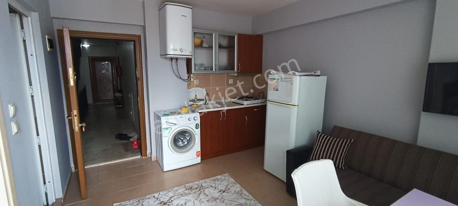 Ender Uysal Gayrimenkulden Kınıklı Asmalıevlerde 1+1 Arakat Balkonlu Kiralık Eşyalı Apart Daire.