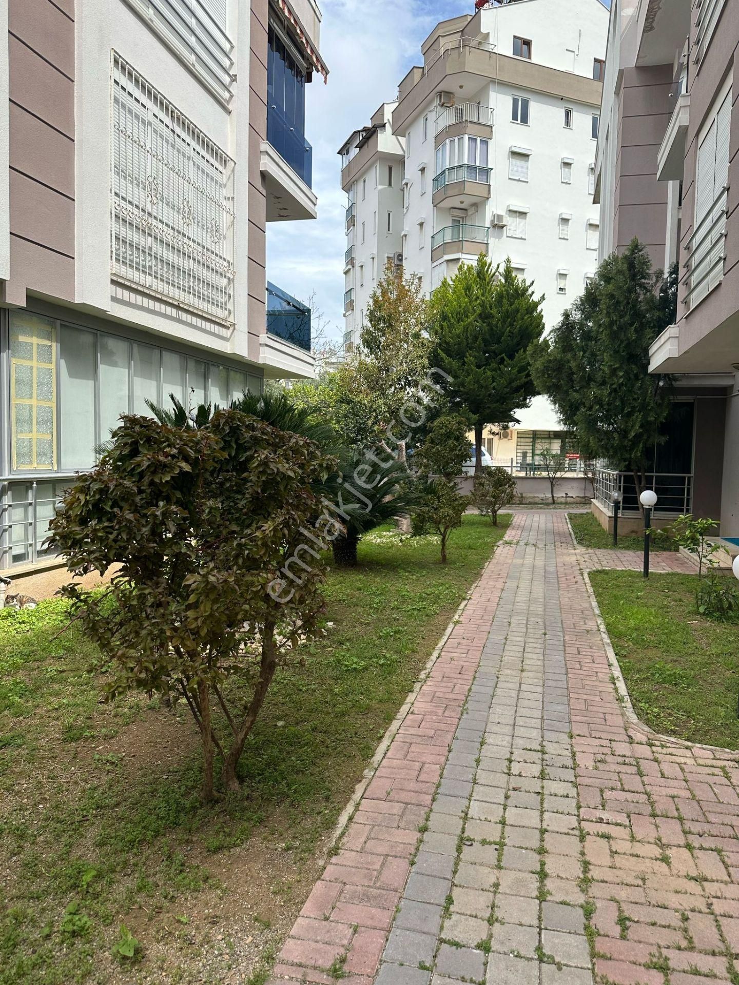 Denize Yürüme Mesafesi Park Manzaralı Bahçe Kullanımlı 1+1 Site İçi