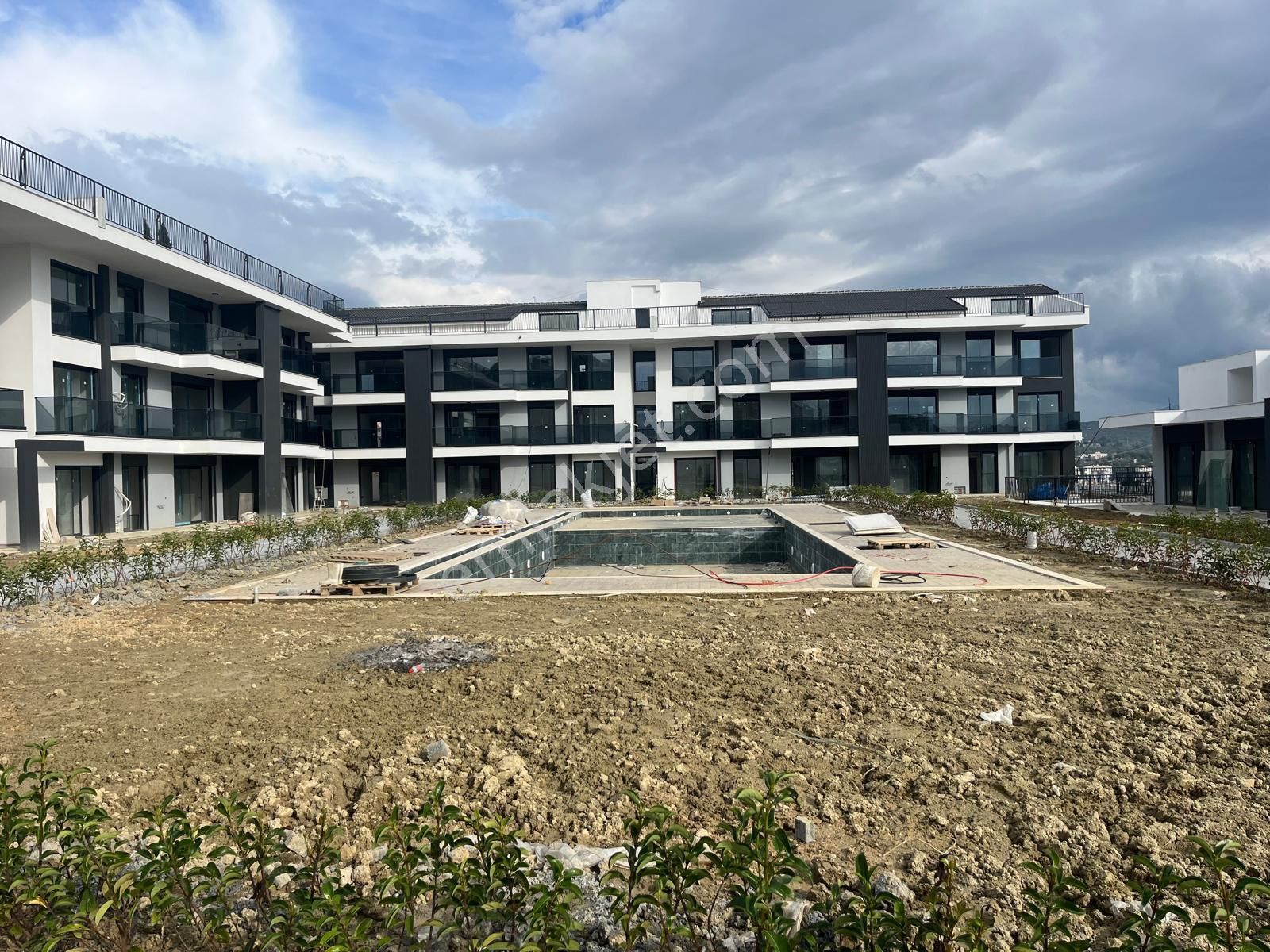 Nezih Bir Sitede Deniz Manzaralı 2+1 Satılık Daire
