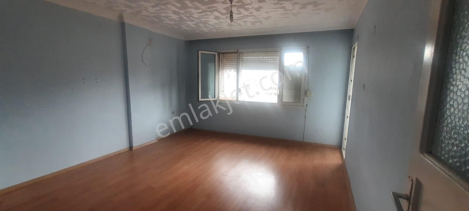 İzmir Bornova Çamdibi Refik Tulga Caddesinde Kiralık 2+1 Daire