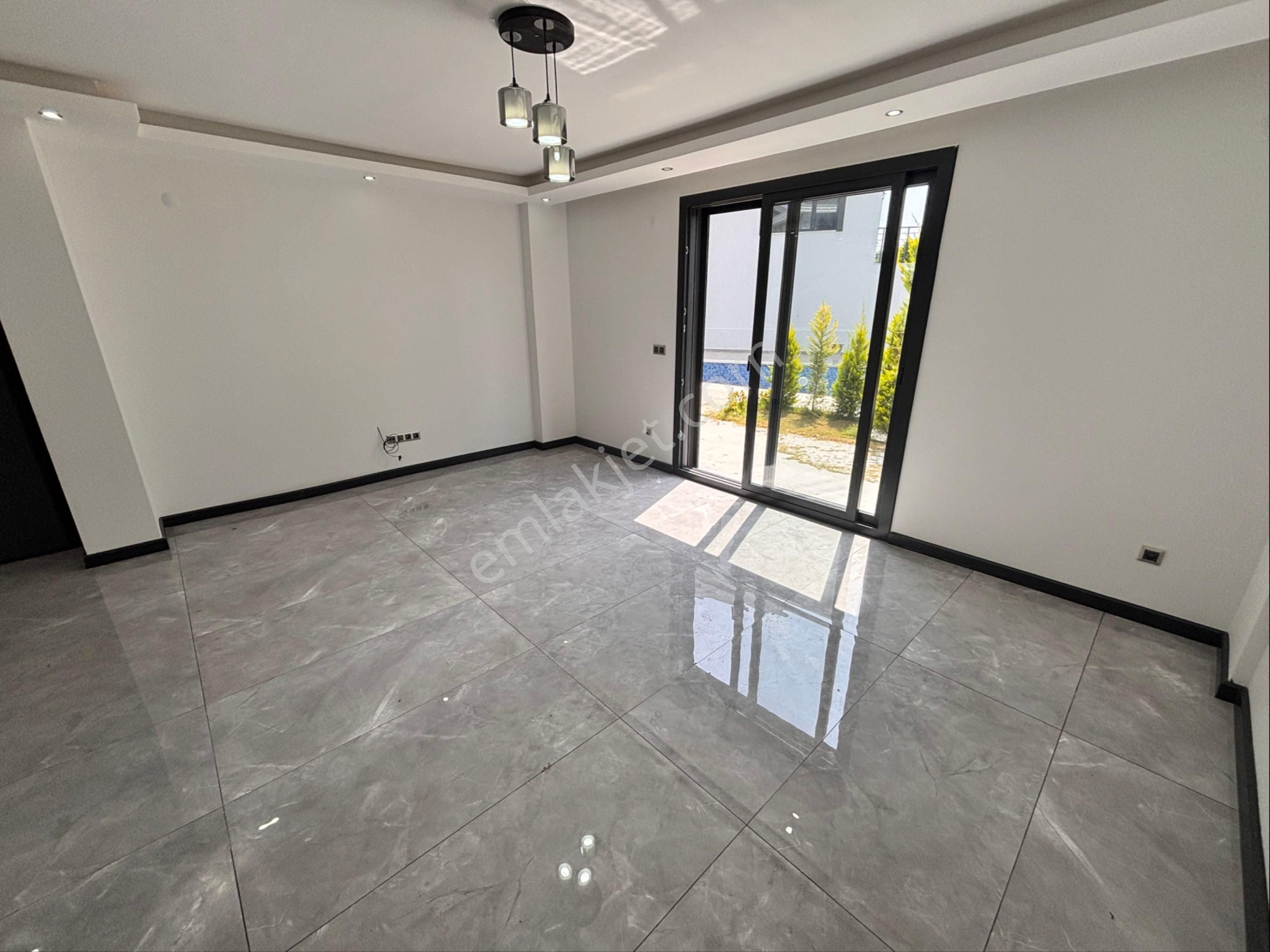 Didim'de Ortak Havuzlu Sitede 3+1 Sıfır Villa - Görsel 24