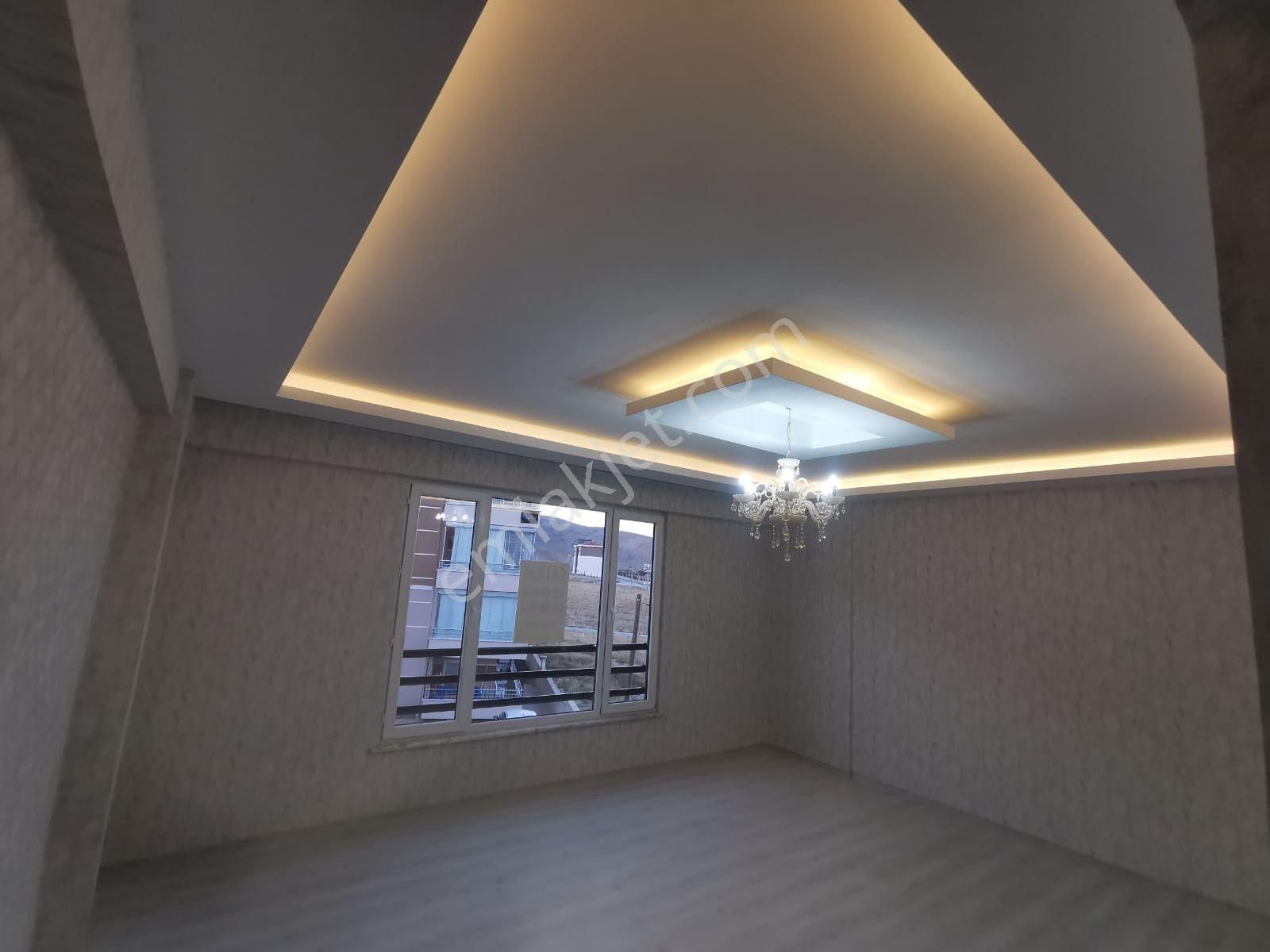 Hesaplı Selahattin Eyyubide Avizeleri Kombisi Takılı Lüks Sıfır Daire