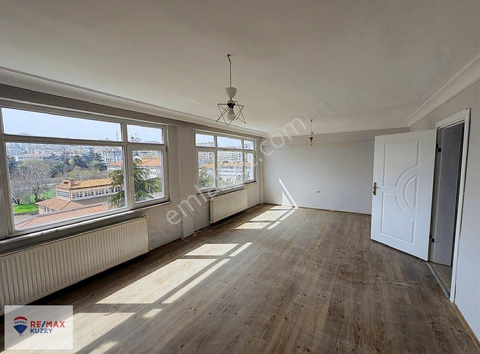 İlkadım Saadet Caddesi Üzerinde Önü Açık Boyalı Kiralık 3+1