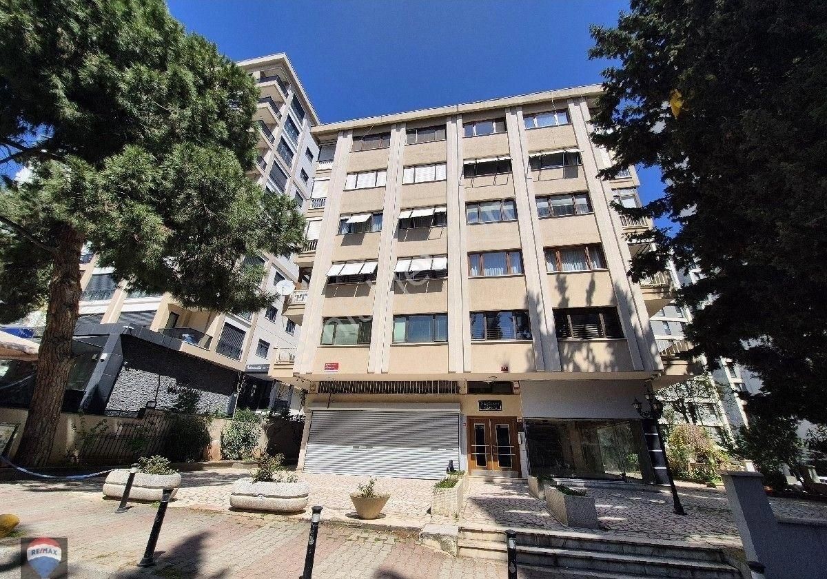 Bostancı'da Şemsettin Günaltay Ve Emin Ali Paşa Caddelerinin Kesiştiği Kavşakta Dükkan Ve Ofis Katı