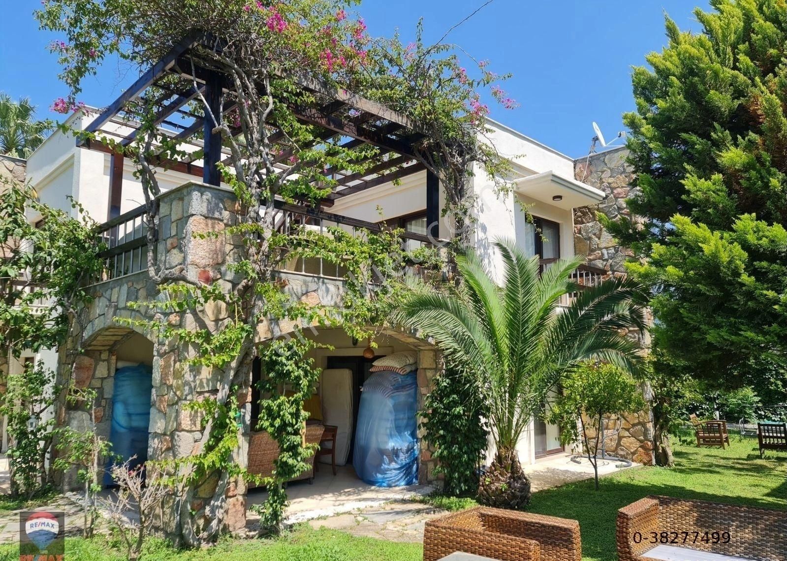Gölköy Merkezde Site İçinde Havuzlu Teraslı Geniş Bahçeli Villa