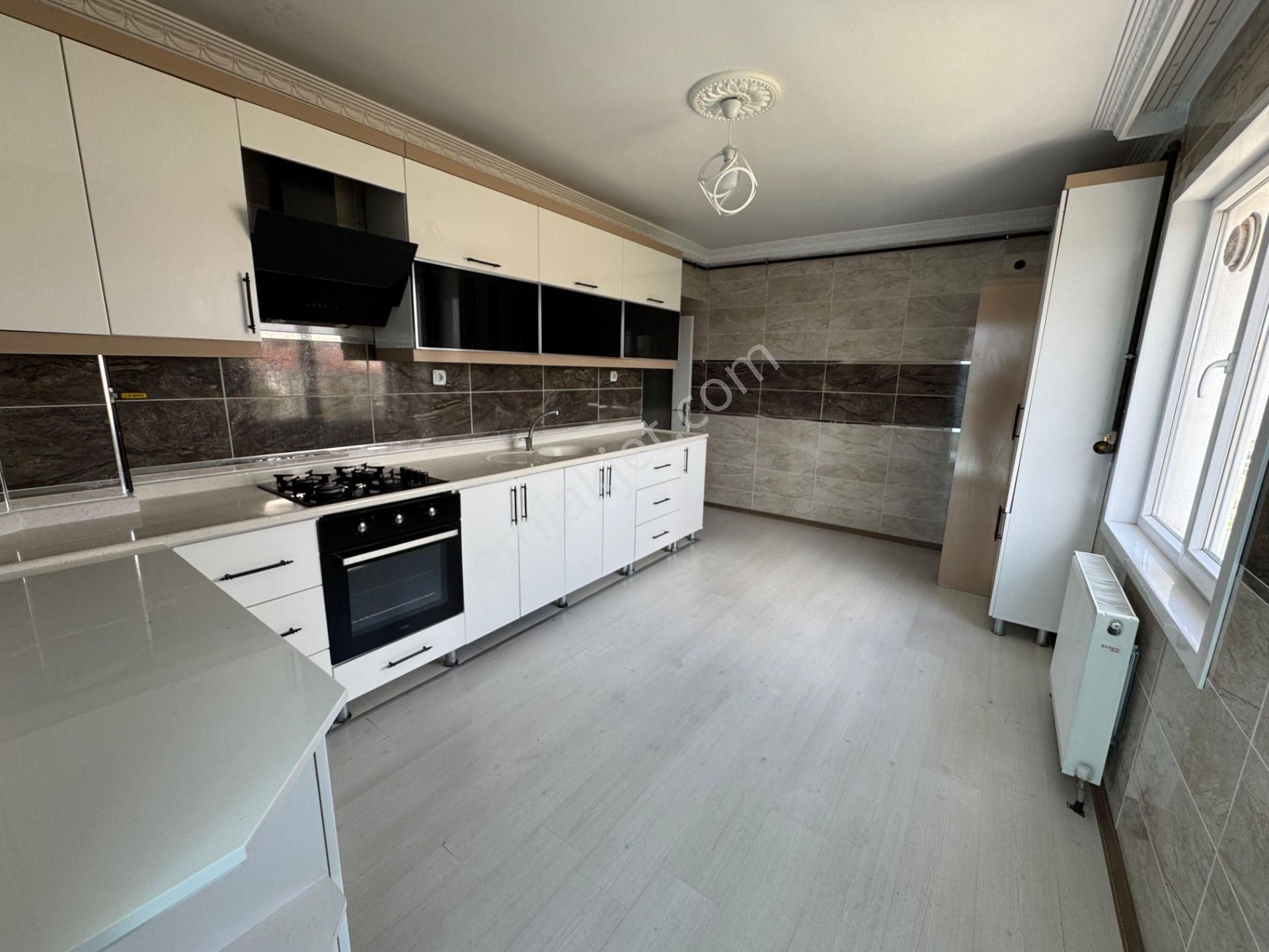 Evim Emlaktan M.kemalde Park Cepheli Arakat 160m2 Ful Yapılı 4+1