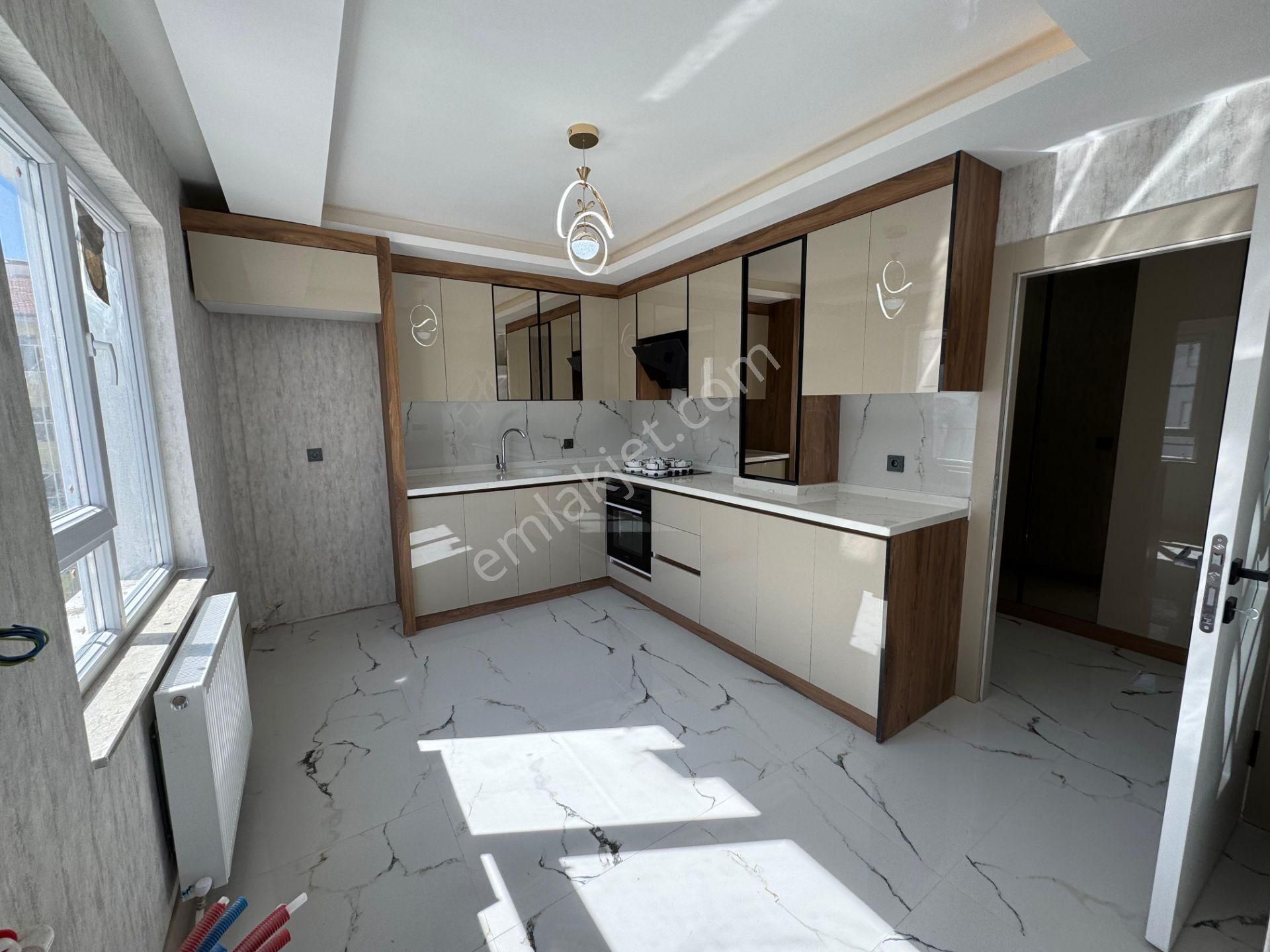 Evim Emlak'tan Full+full 3+1 Kat Konumunda Yüksek Giriş Daire