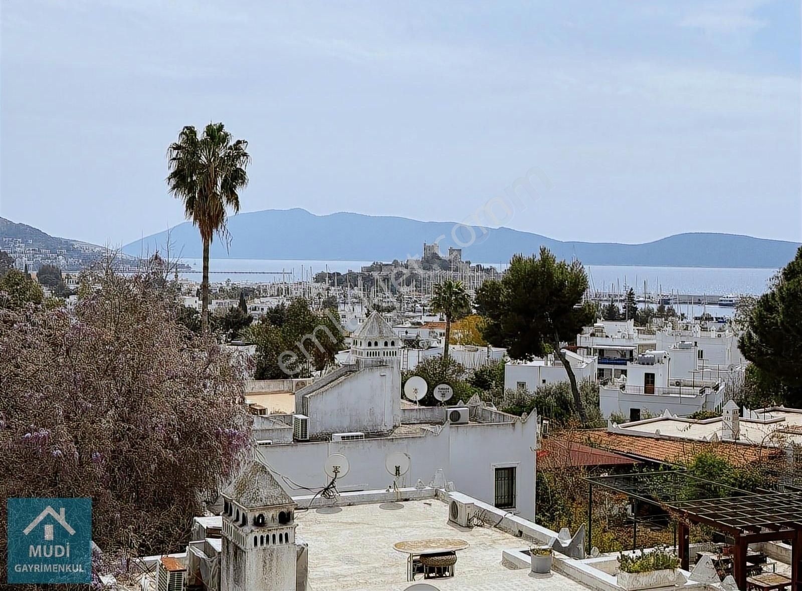 Bodrum Merkez Yeniköy Sitede Kale Manzaralı Satılık Üst Daire