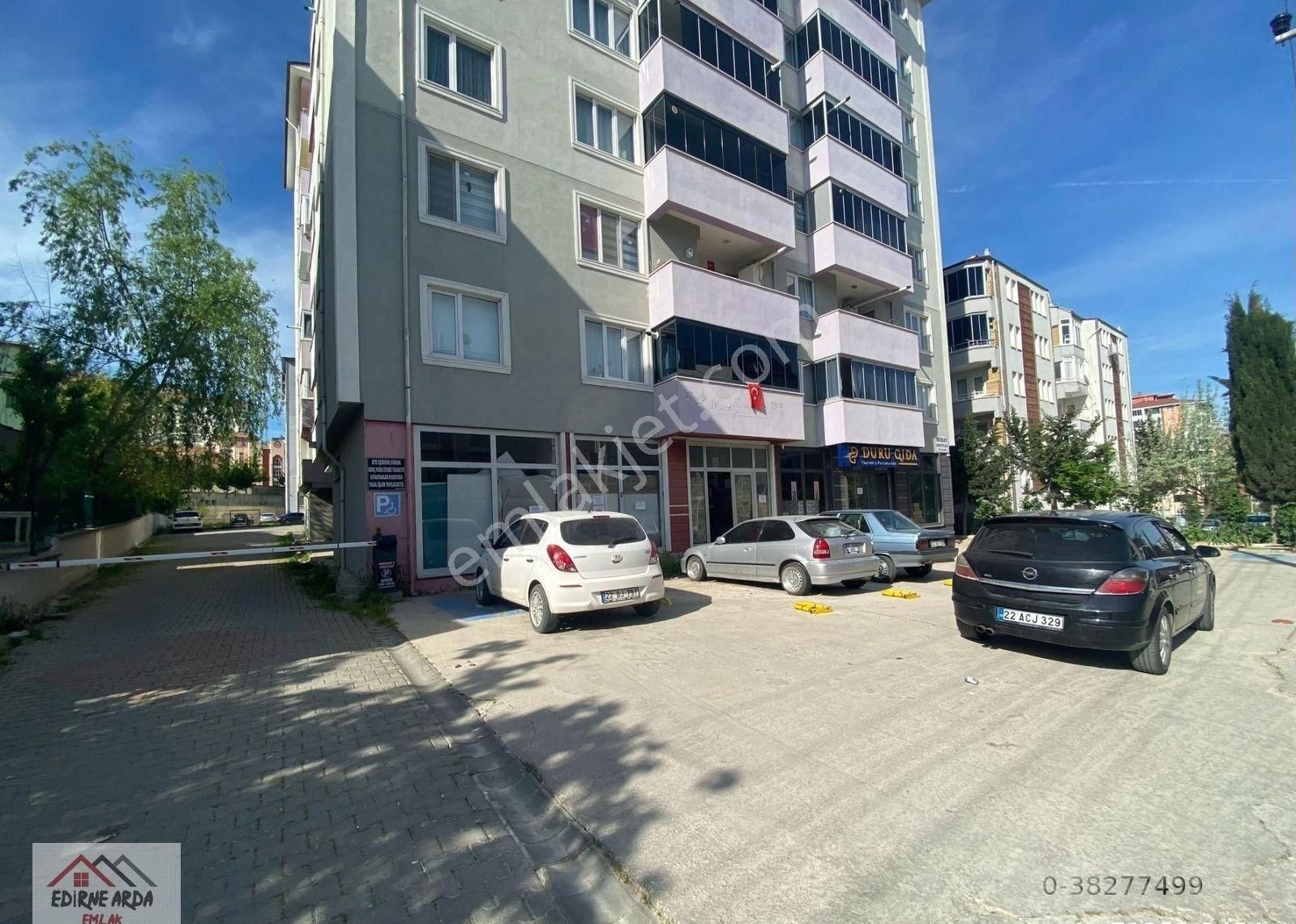 Arda Emlak Ofisi'nden Jandarma Yakını Ana Cadde Üzerin'de Açık Otoparklı Marketlere Uygun İşyeri