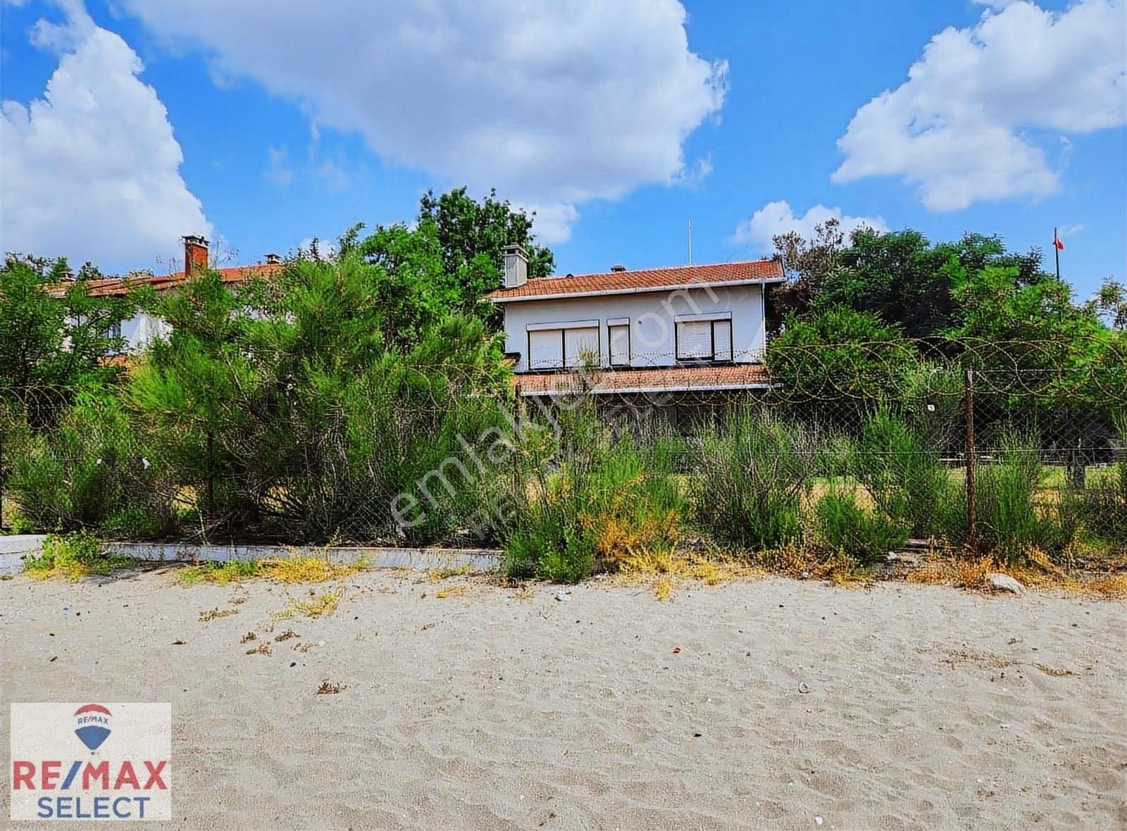 Celaliye'de Denize Sıfır 812 M2 Arsa İçinde Satılık Villa