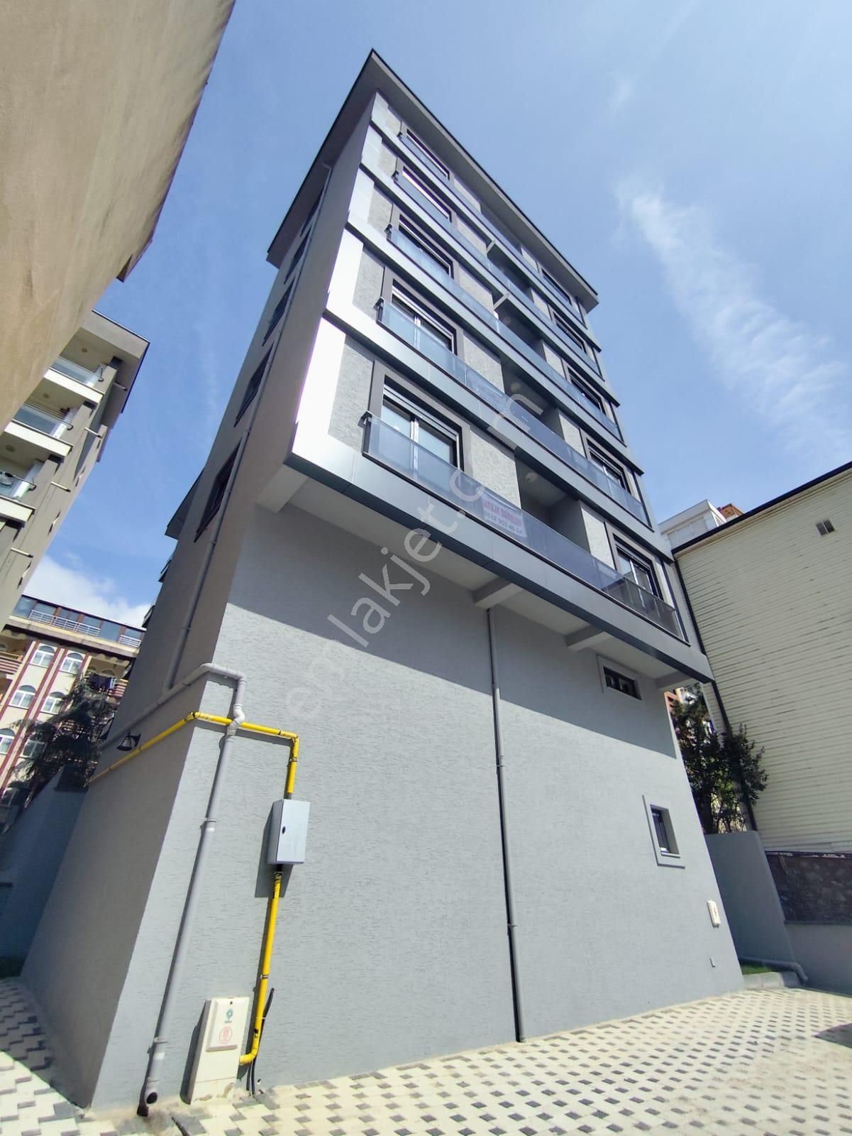 Yakacık Meydana Yürüme Panjurlu Arakat 2+1 Ankastreli Lüks Daire