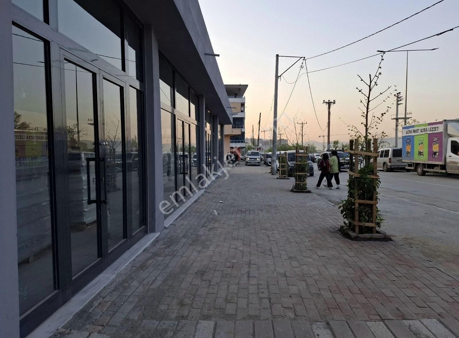 Toprak Life Gayrimenkul Den Kiralık Dükkan Arabayatağı Cadesi