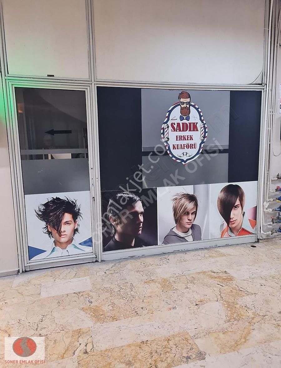 Kadıköy Altıyolda İşlek Pasaj İçinde Girişte Kiralık Dükkan
