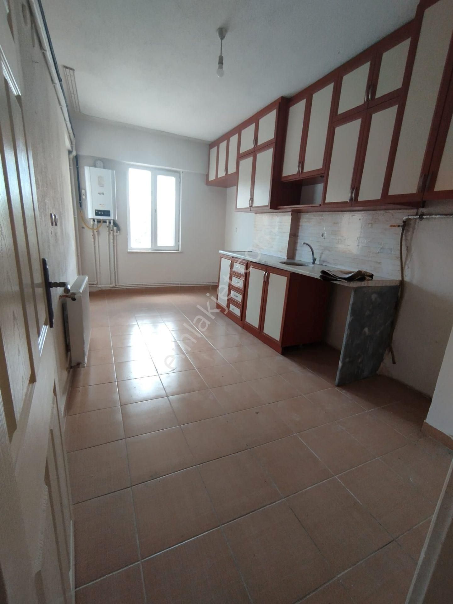 Isparta Merkez Fatih Mahallesinde Kiralık 2+1 Bakımlı Daire