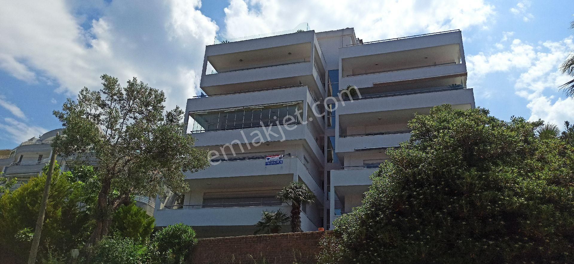 Marina Bölgesinde Deniz Manzaralı 4+1 Kiralık Daire