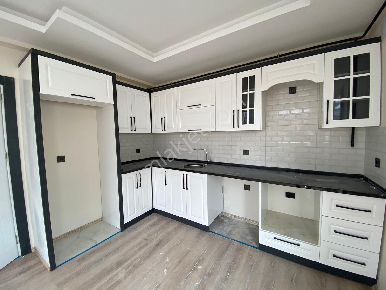 Karınca'dan Eski Mezitli Mh'de Ara Kat Asansörlü 2+1 Kiralık!