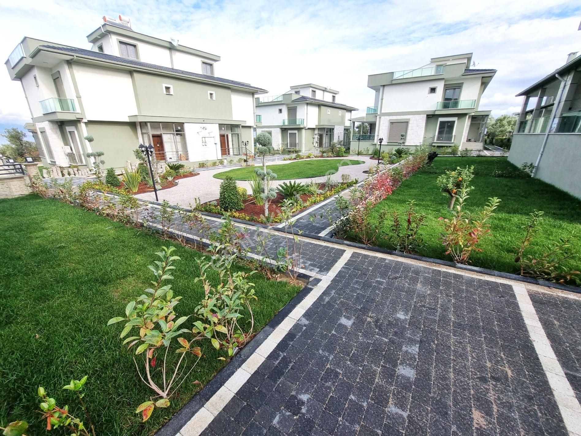 Aygülden Burhaniye Pelitköy'de Denize Sıfır Nezih Site İçi Deniz Manzaralı Sıfır 5+1satılık Villalar