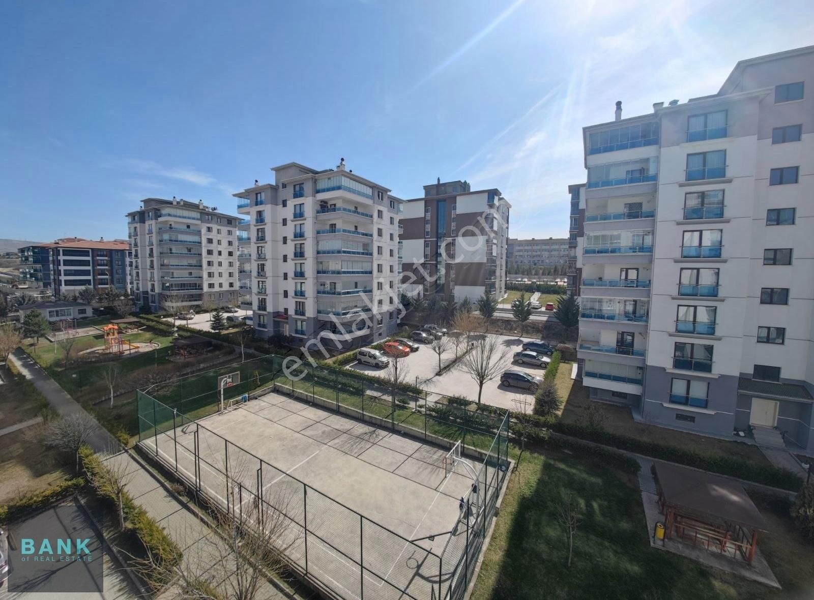 Bahçelievler Mah Latife Hanım Sitesi Katta Satılık 4+1 Boş Daire