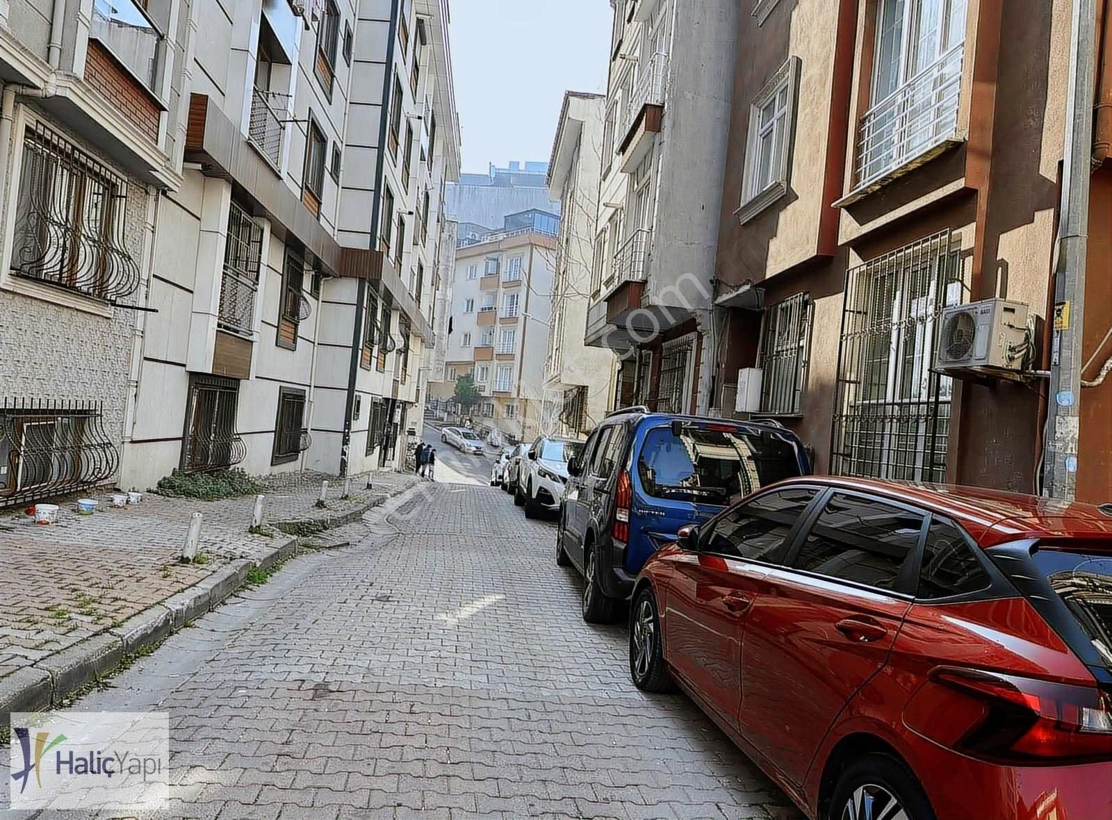 Metrobüse Çok Yakın İçi Bakımlı Geniş 1+1
