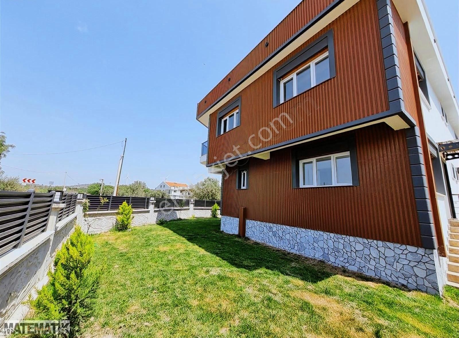 Çandarlı Villalar Bölgesinde Çok Acil Satılık - Fırsat Villa
