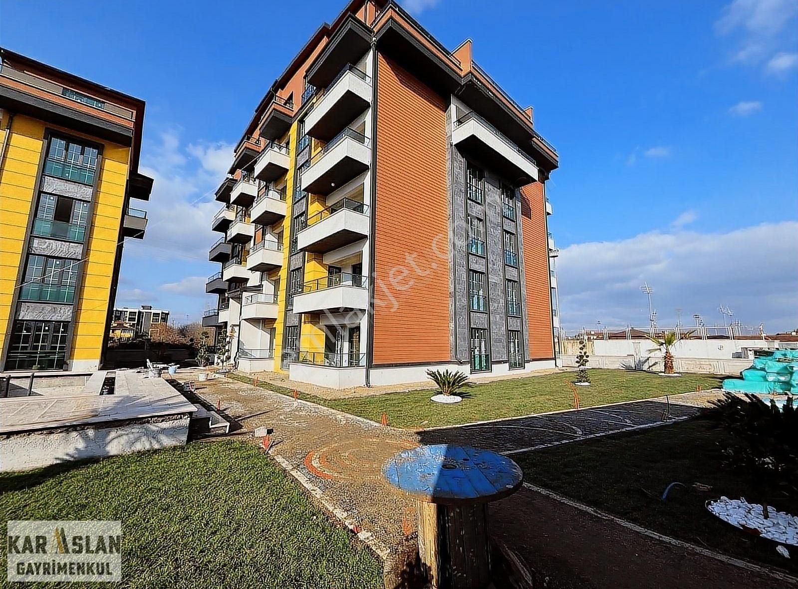 Kartepenin Merkezinde Site İçi Havuz Cepheli Satılık 2+1 Arakat