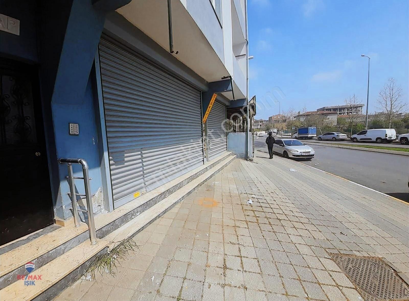 Caddelerin Kesiştiği Göbek Lokasyonda Kiralık Dükkan, Büro, Ofis