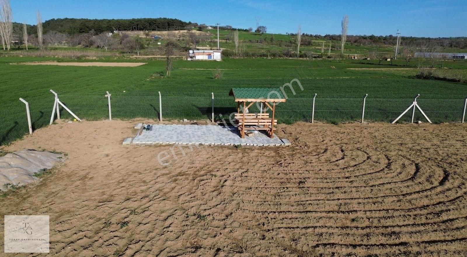 Tel Örgü İle Çevrili, 1199 M² Satılık Tarla, Su Basmanı Atılmış!