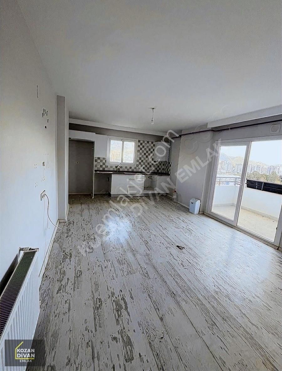Kozan Divan Emlak'tan Stadyuma Komşu Satılık 2+1