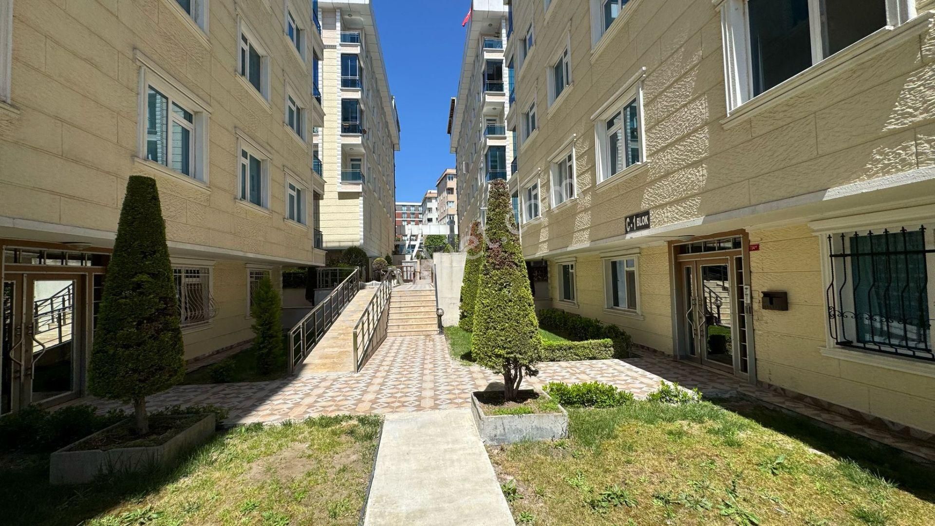 Beylikdüzü Belinay 2'de 2+1 Bahçe Katı Temiz Daire
