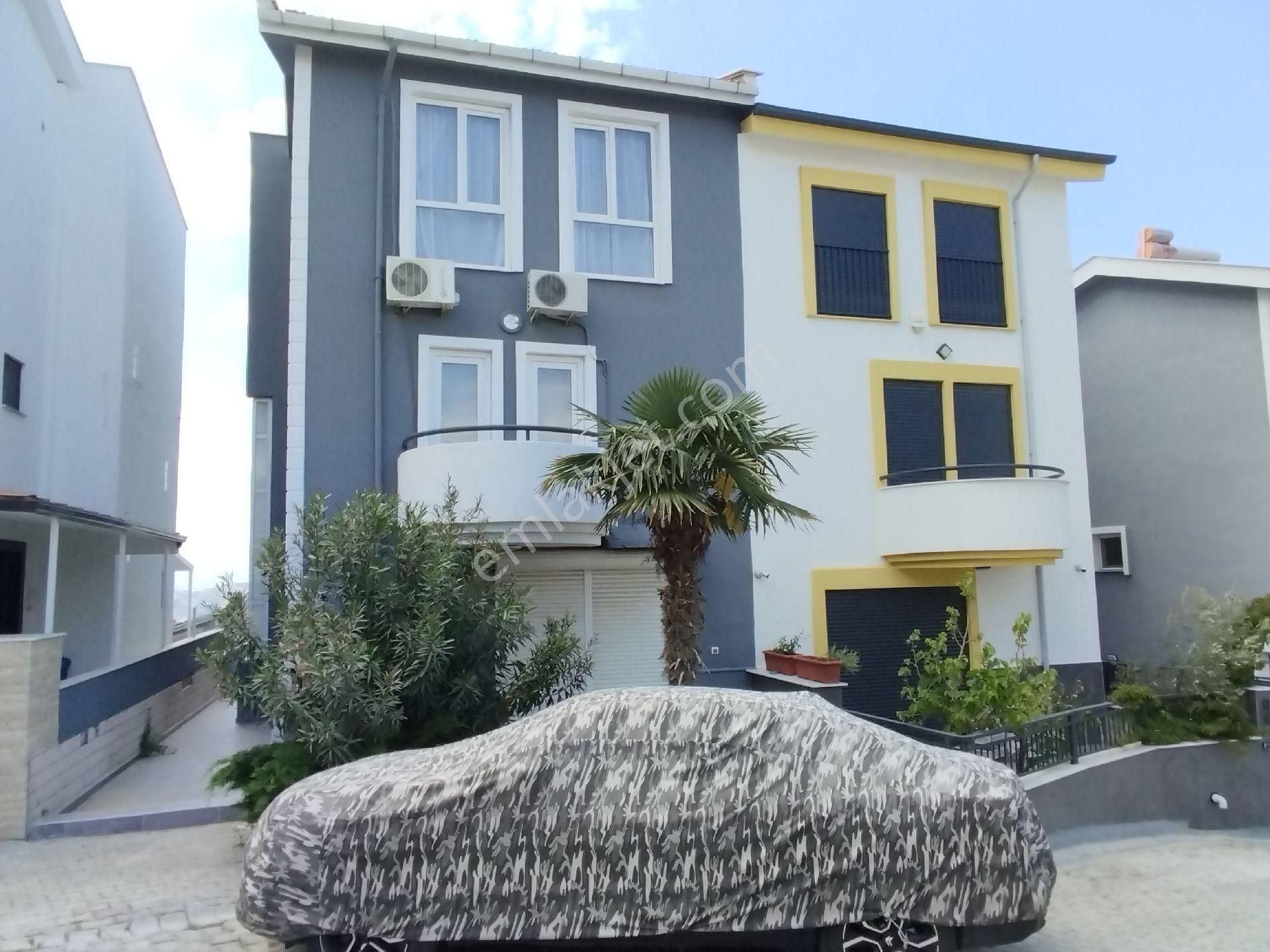 Kuşadası Deniz Manzaralı Geniş Villa