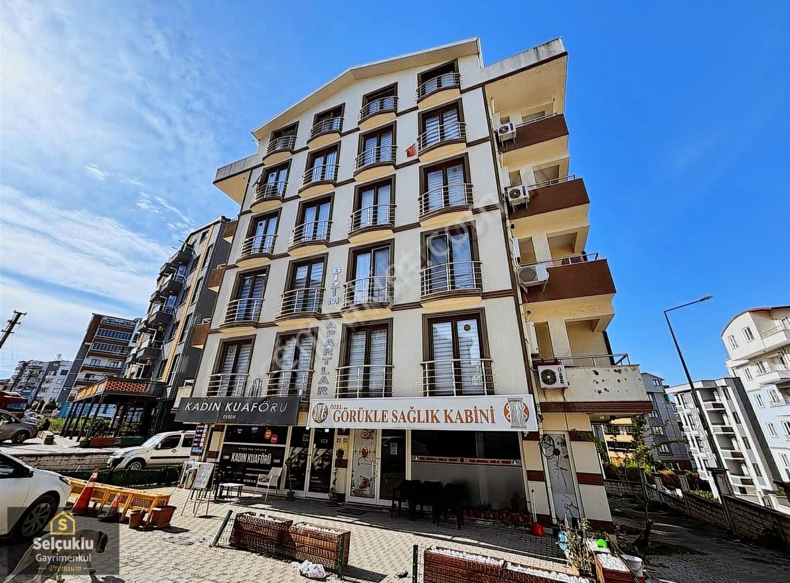 Selçuklu Gayrimenkul'den Cadde Üzerinde Satılık Eşyalı 2+1 Daire