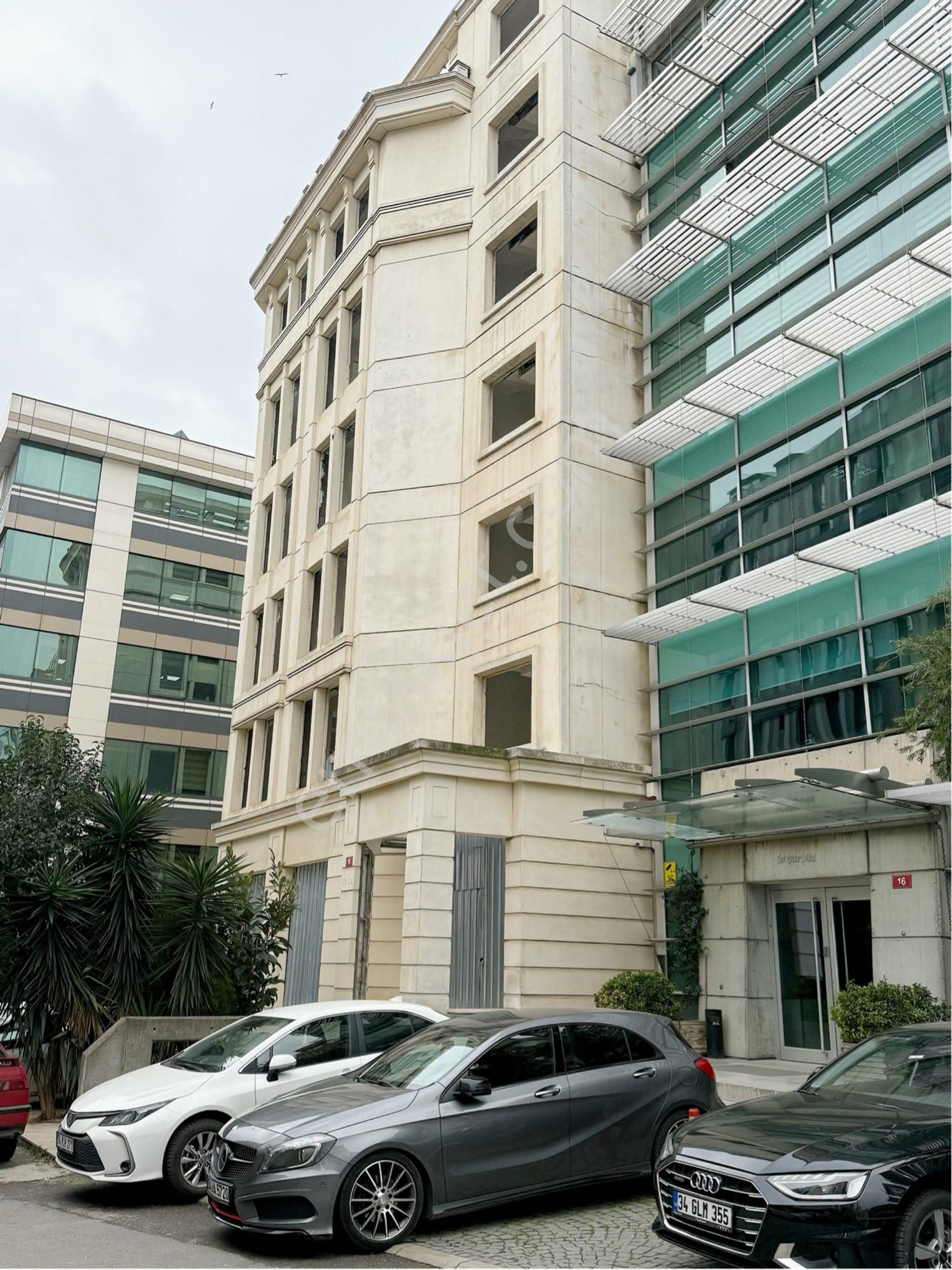 Ataşehir İçerenköy’de Komple Satılık Bina Ve Arsası