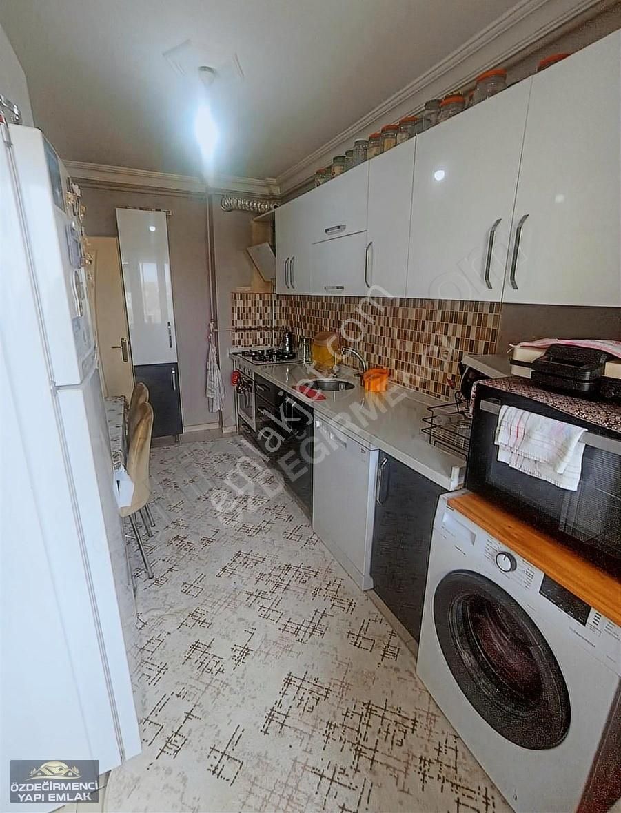 Özdeğirmenciden Satılık Cadde Üstü 2+1