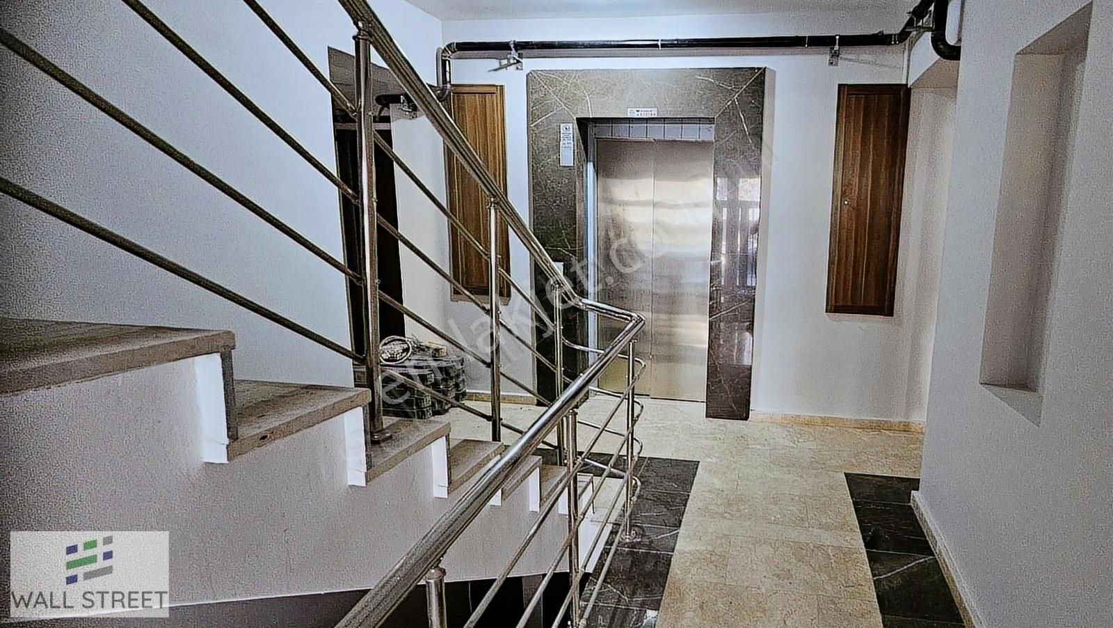 Reşit Galip Hatır Sokakta Giriş Kat 1+1 Kiralık