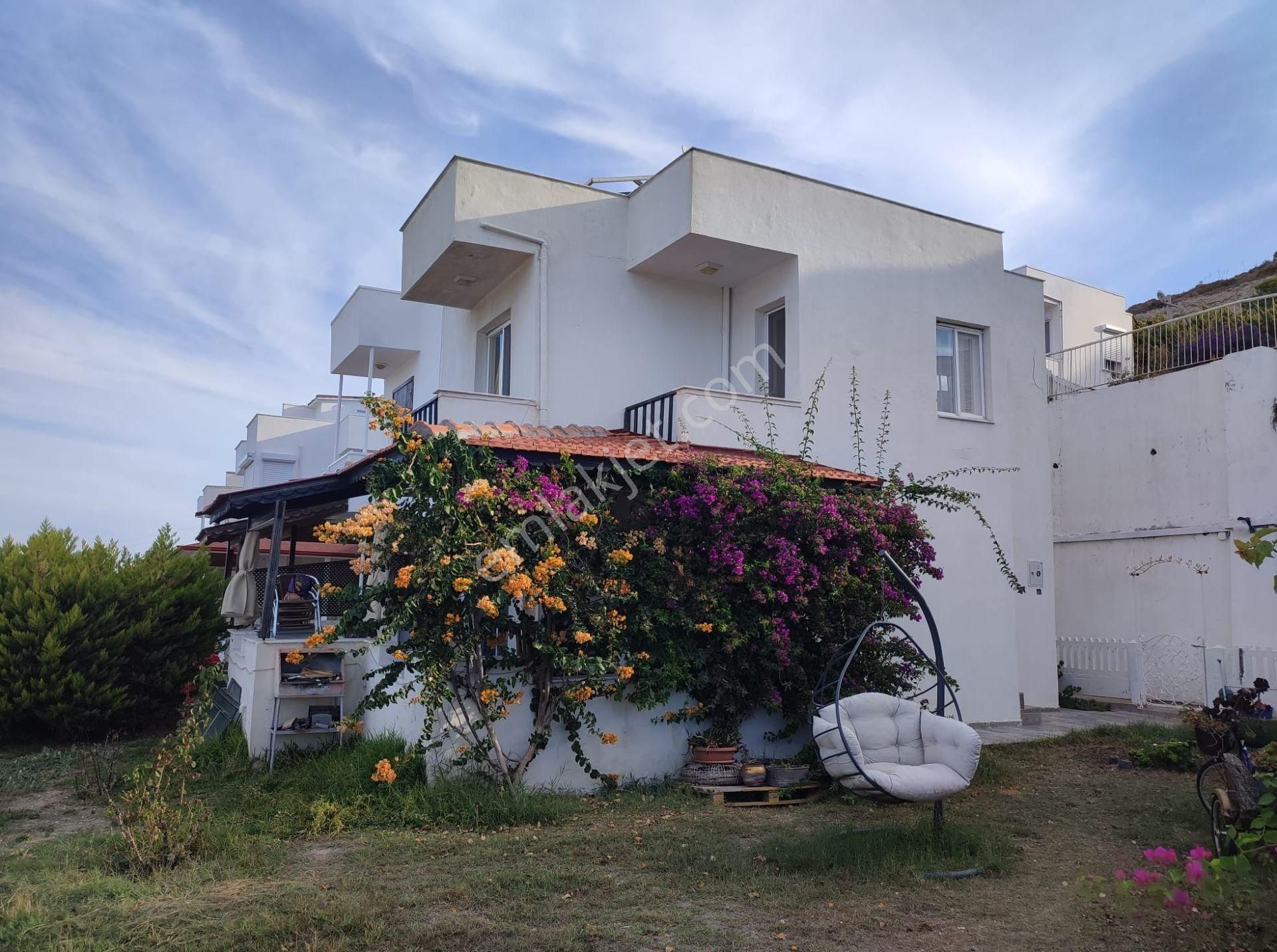 Çeşme Çiftlikköy'de Sakız Adası Manzaralı Yazlık