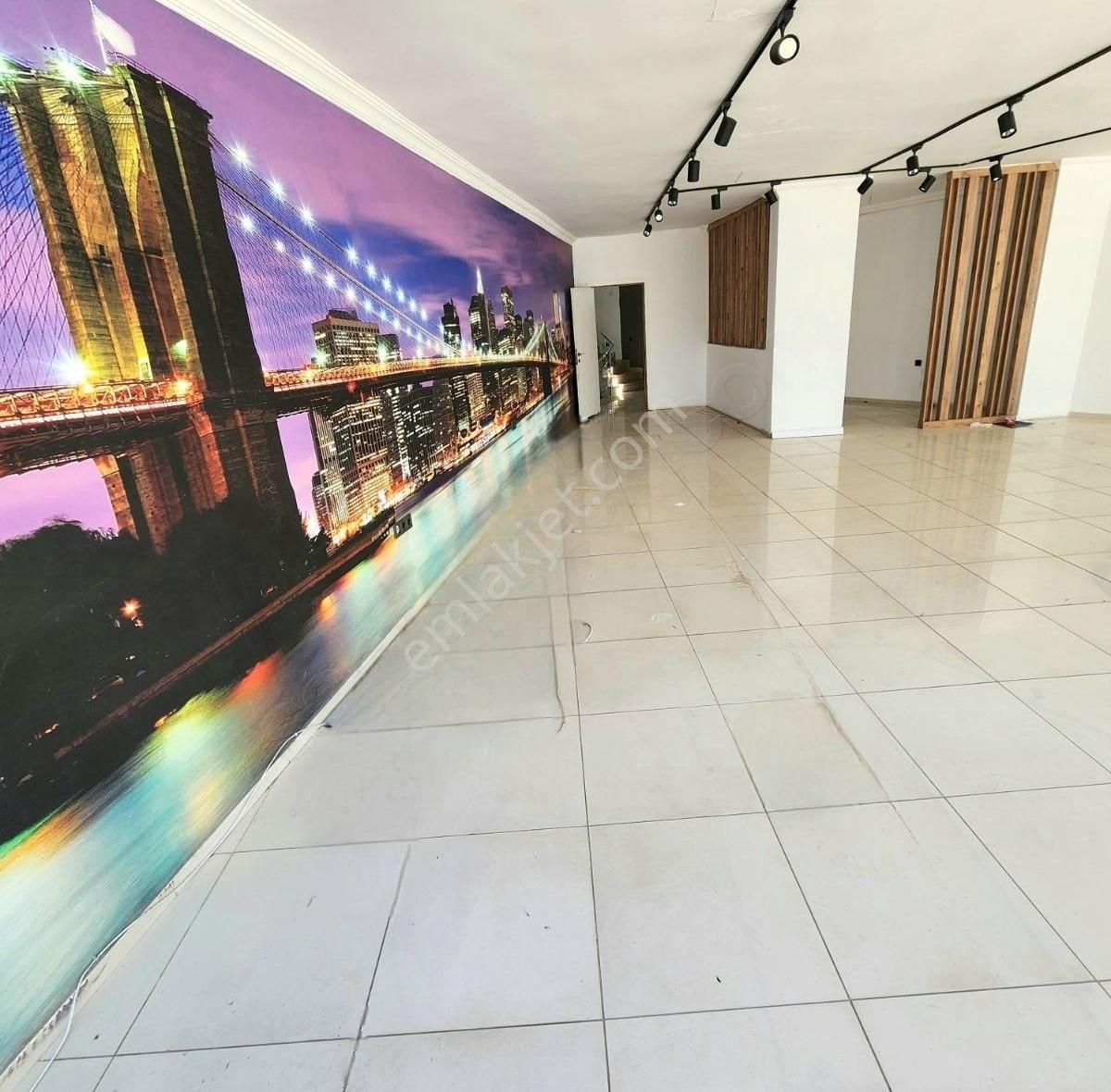 Ana Arter Üzeri Çok İyi Lokasyonda 350 M2 Kiralık 3 Katlı Dükkan