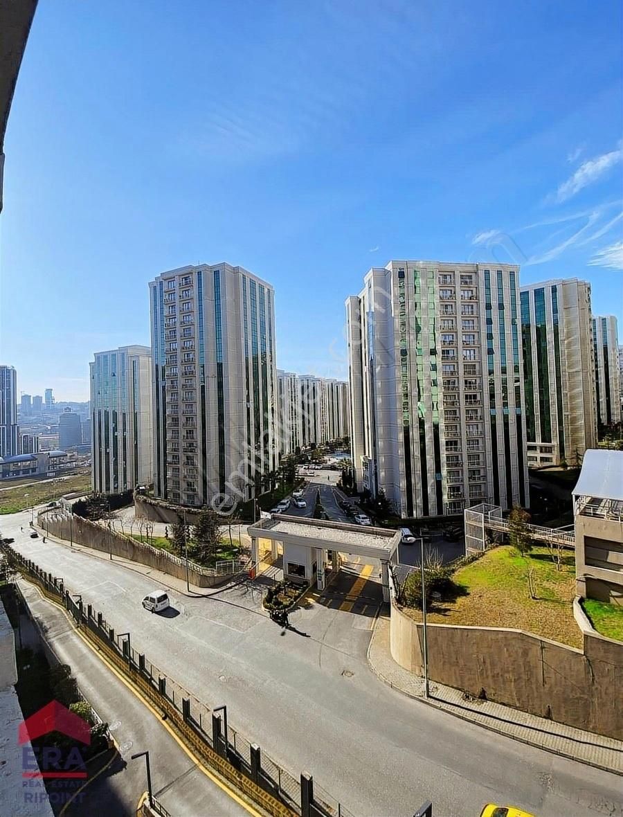 Terrace Mix Havuzlu Güvenlikli Metrobüse Yakın Sitede 1+1 Eşyalı