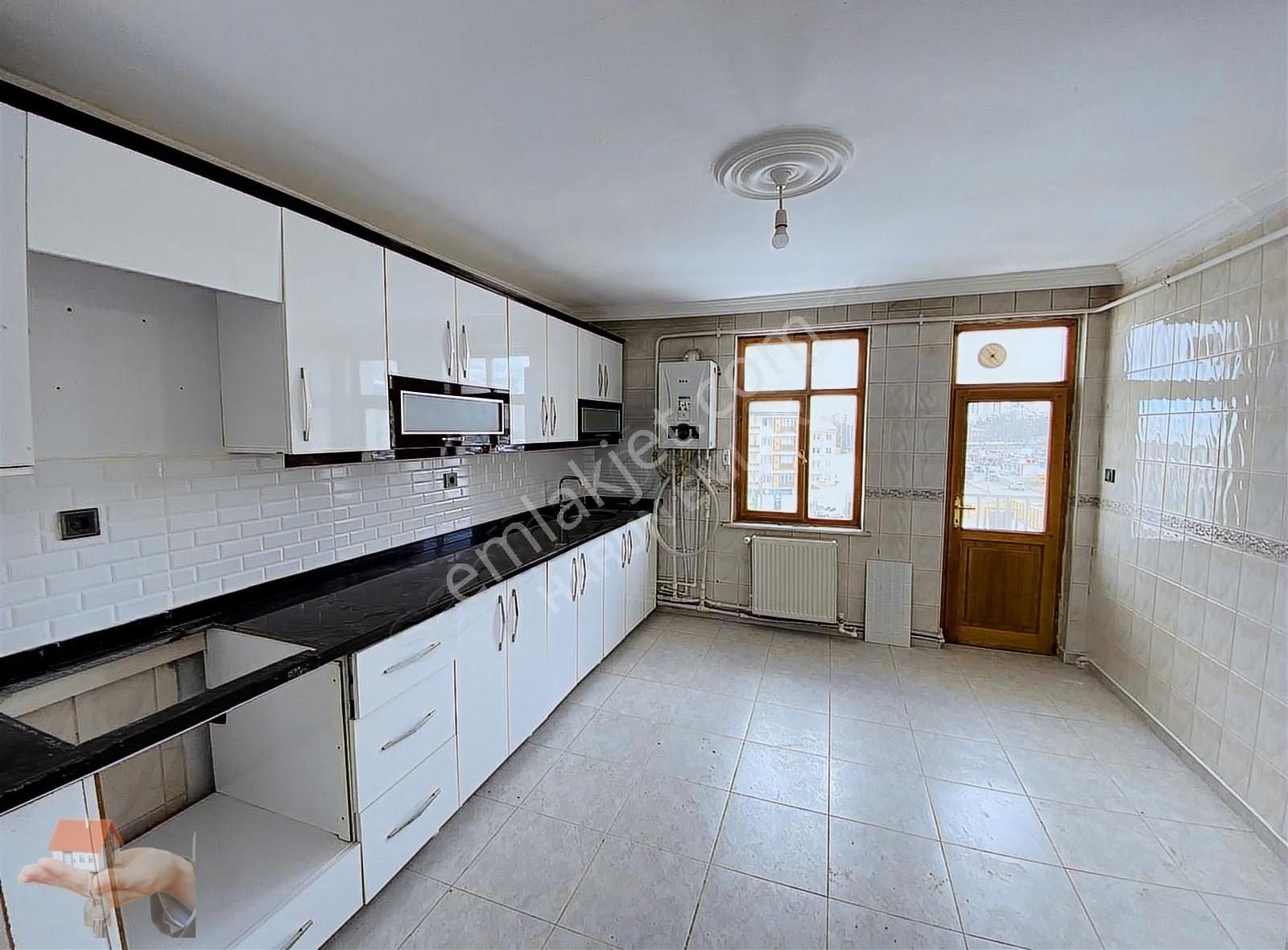 Harun Emlaktan Valikonağında Kiralık Arakat 3+1 Daire