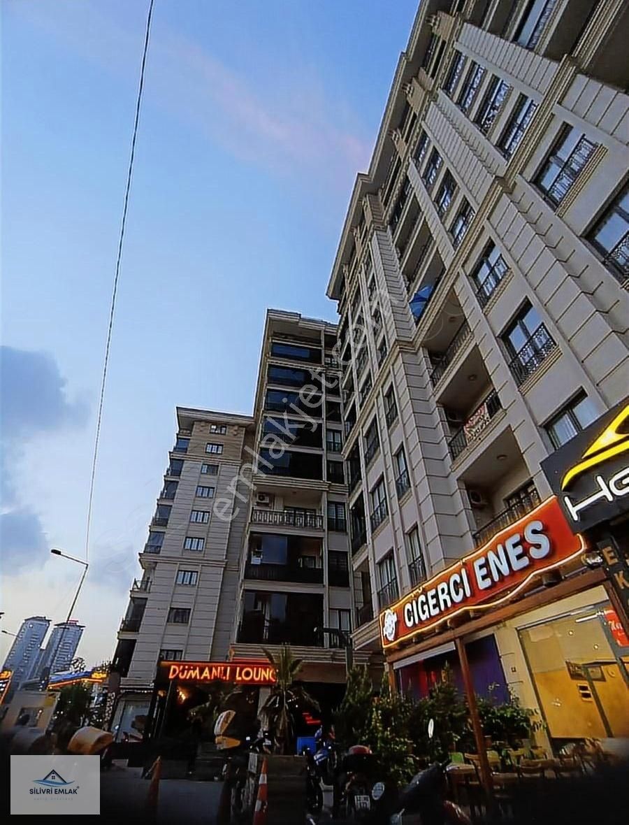 Eyüp Palas' Sitesinde Büyük Tip Ayrı Mutfaklı Ön Cephe 1+1 Daire