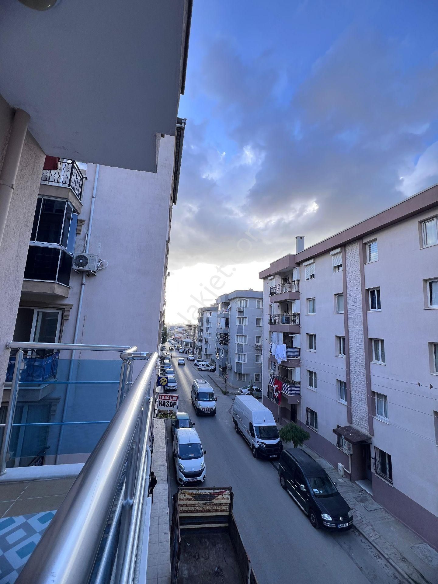 Bornova Pınarbaşında 2+1 Kiralık Lüks Daire