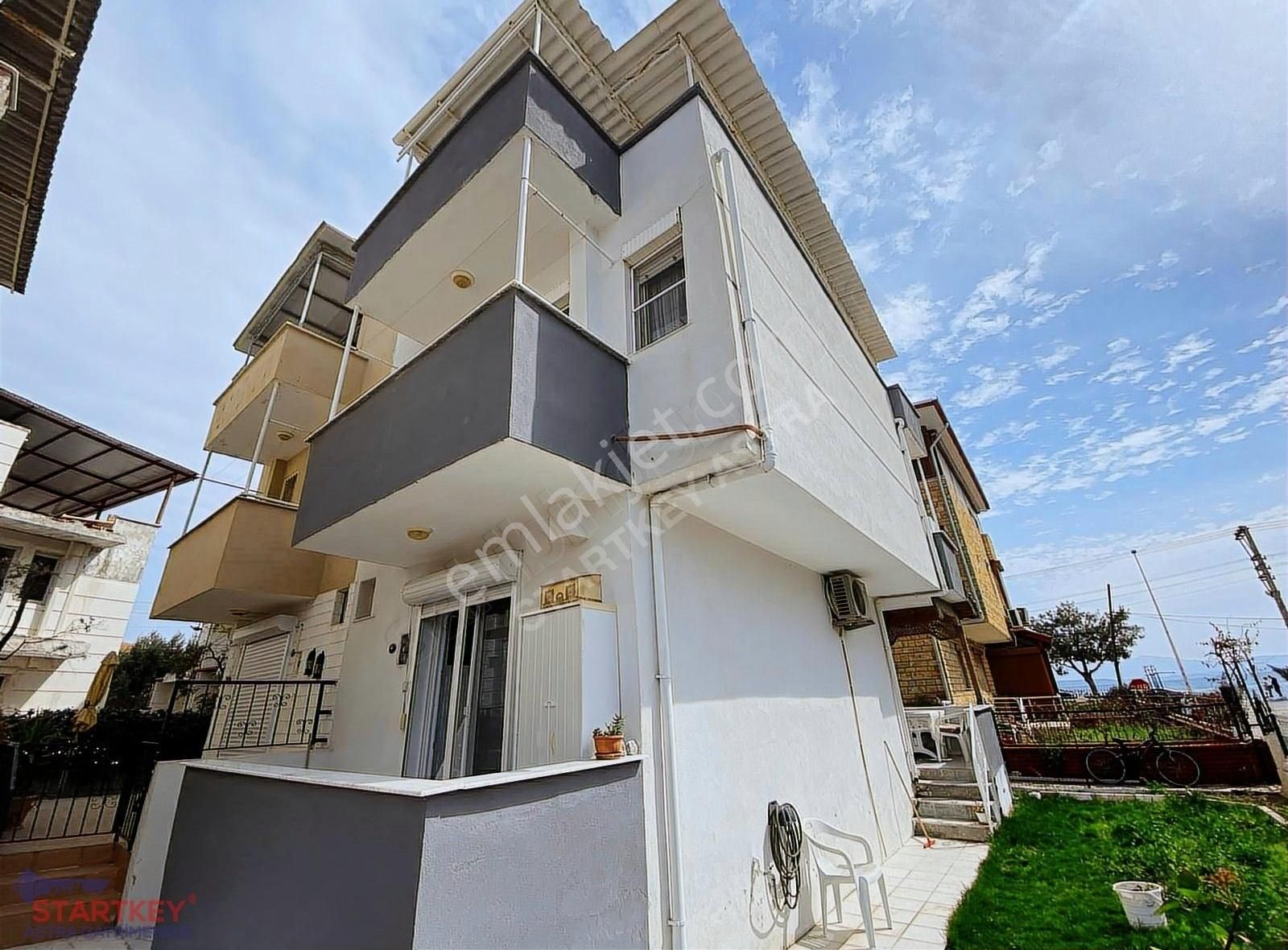 Çandarlı Merkez'de Denize Sıfır Tripleks Villa