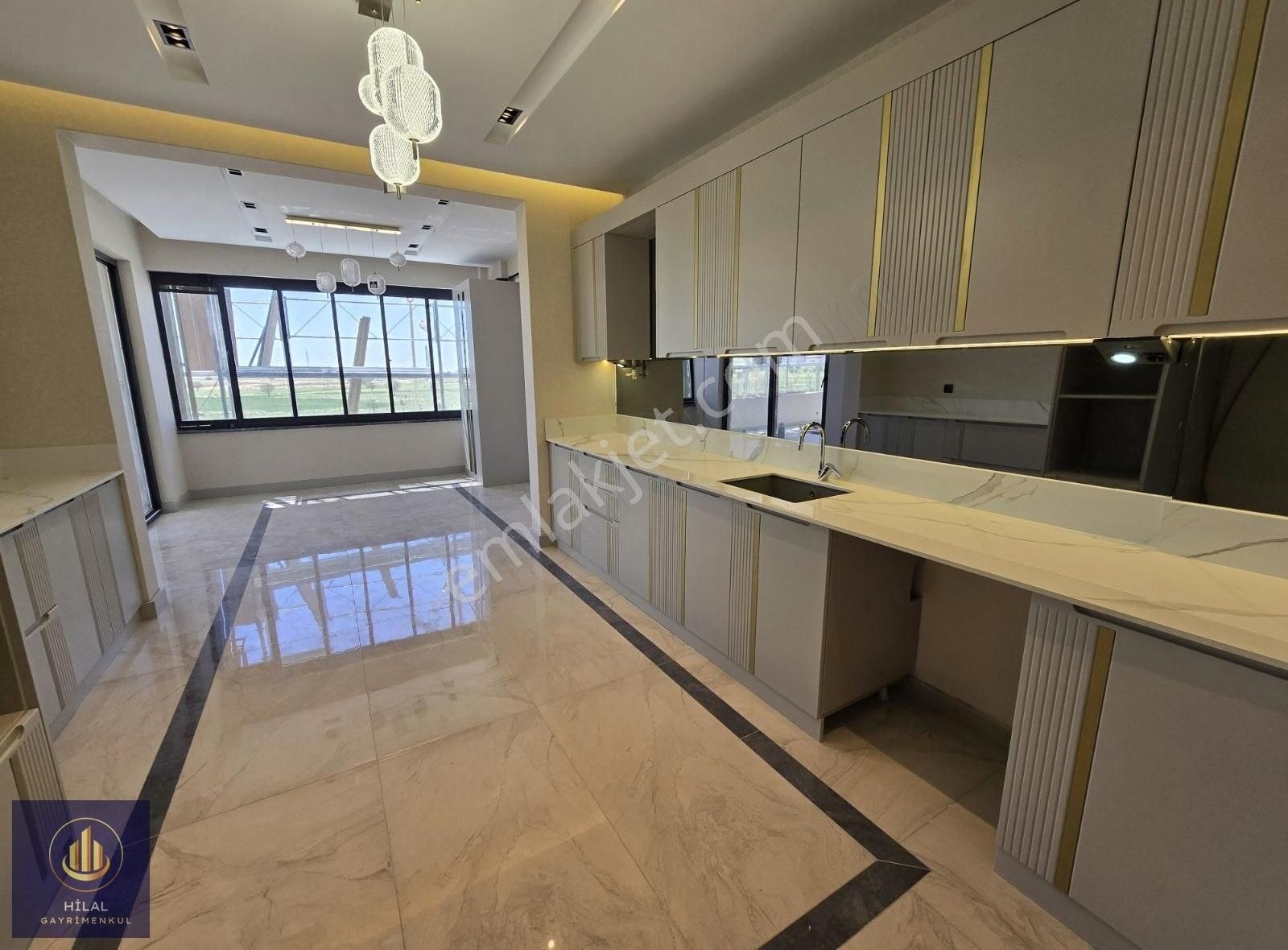 Akkent Merkezde Lüx 3,5+1 Fore Kazıklı Daire