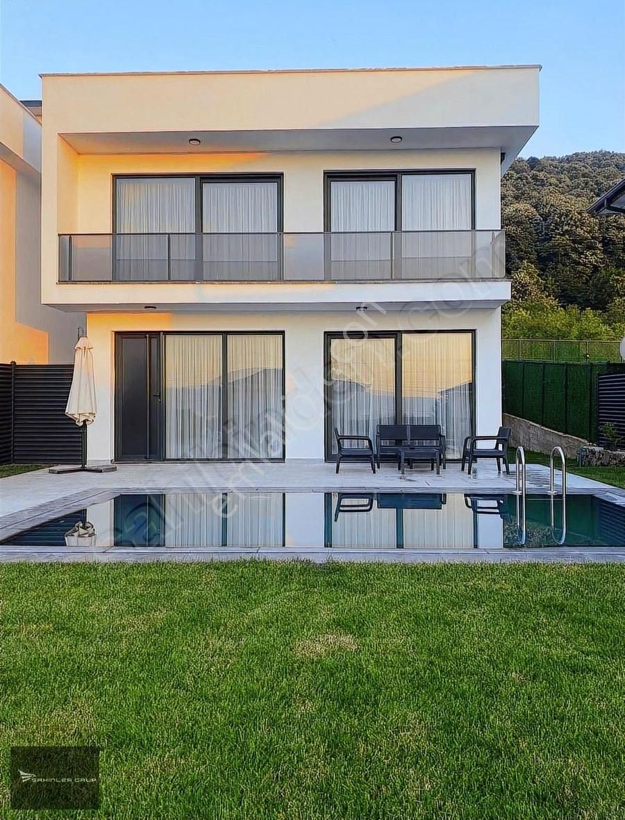 Kırkpınar'da Göl Manzaralı Kiralık Havuzlu Eşyalı Villa