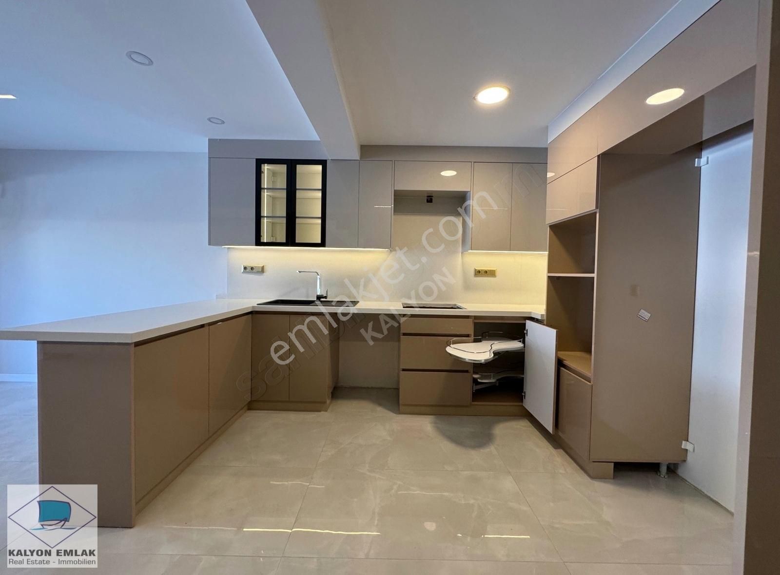 Alaçatı Çamlık Yol'a Komşu Satılık Full Tadilatlı Havuzlu Villa - Görsel 35